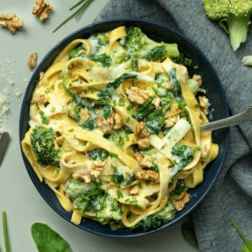 Pasta met Alfredosaus en spinazie