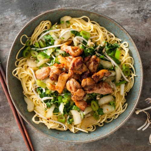 Pittige kip met paksoi en noedels